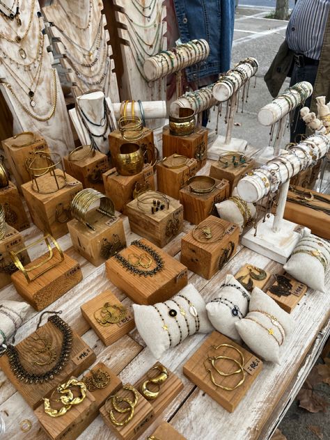 Jewelry Display Ideas Boutique Shops, Rustic Jewelry Displays, Diy Wooden Jewelry Display, Creative Ways To Display Jewelry, Vintage Jewelry Display Ideas, Rustic Market Stall Display Ideas, Jewelry Market Booth, Farmers Market Jewelry Display, Jewellery Stall Display Ideas