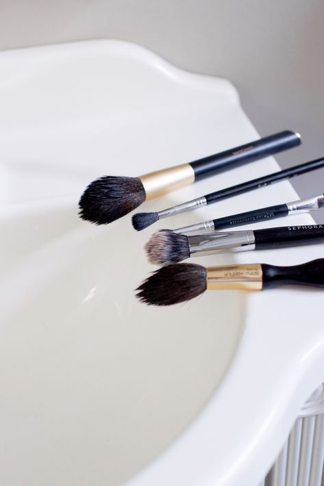 Washing Makeup Brushes, Cleaning Makeup Brushes, September Goals, Clean Makeup Brushes, Natural Dish Soap, Natural Hair Brush, Burnt Hair, Tom Ford Makeup, Flat Irons