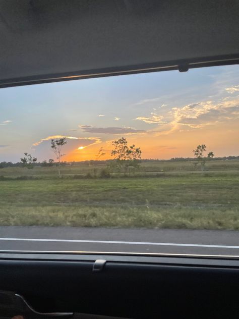 Road trip with a beautiful sunset Rode Trip Aesthetic, Window Aesthetic, Traveling Aesthetic, Outside The Window, Sunset Vibes, Airplane Travel, Playlist Covers, Book Report, Gods Creation