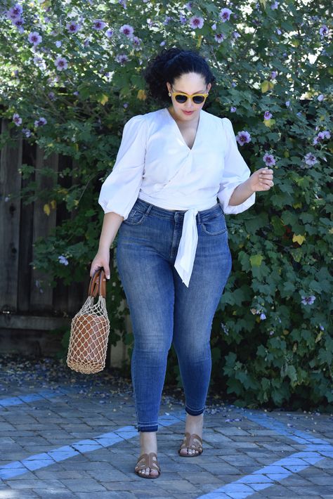 Top 10 Looks Of 2018 Via @GirlWithCurves #stylish #bloger #plussize #beauty #chic #summer #spring #fall #winter #skinnyjeans Tops For Girls Stylish On Jeans, Plus Size High Waisted Jeans Outfit, Blue Jeans And White Top, Plus Size Jeans Outfit, Flat Outfits, Queens Outfits, Curvaceous Fashion, Tanesha Awasthi, Fall Outfits For Teen Girls