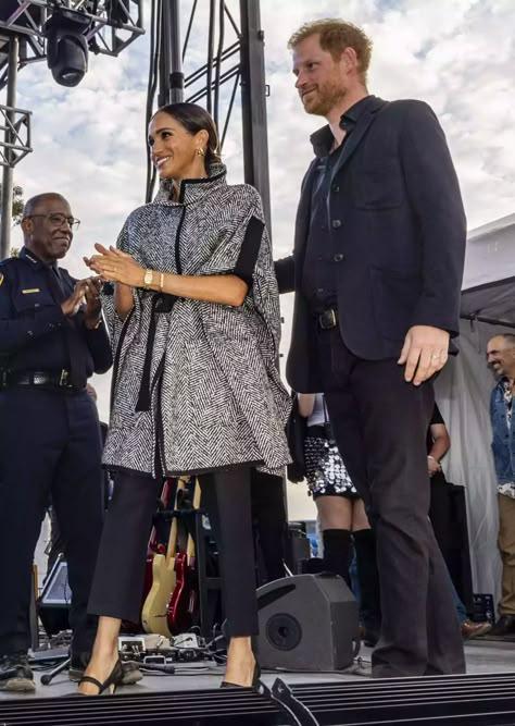 Estilo Meghan Markle, Ellen Degeneres And Portia, New Frock, Meghan Markle Outfits, Batwing Cardigan, Princess Meghan, Pants And Heels, Prince Harry And Megan, Meghan Markle Style