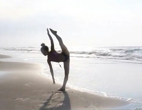 Anna's tilt Tilt Dance Pose, Tilt Dance, Dance Tilt, Flexibility Photos, Flexibility Goals, Contortion Training, Dance Flexibility Stretches, Beach Dance, Anna Mcnulty