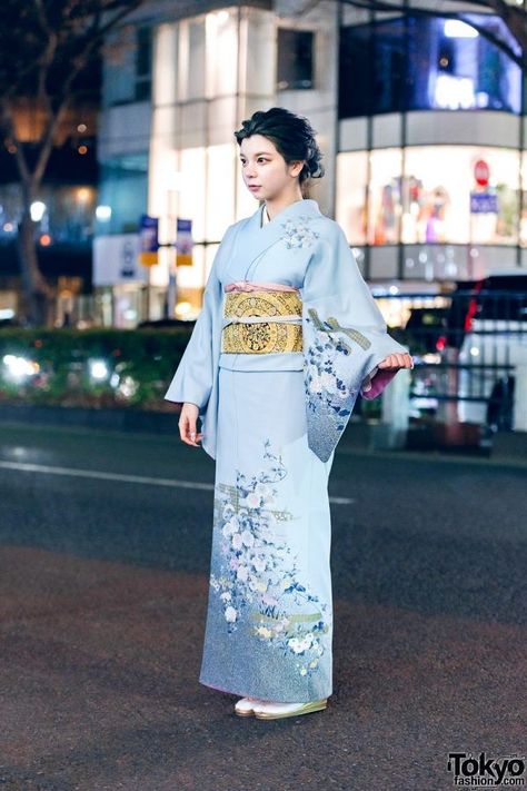 Japanese Kimono Street Style w/ Floral Kimono, Gold Obi & Sandals Blue Kimono Outfit, Kimono Gold, Kimono Street Style, Japanese Attire, Kimono Ideas, Kimono Aesthetic, Kimono Styles, Streets Of Tokyo, Aged Clothing