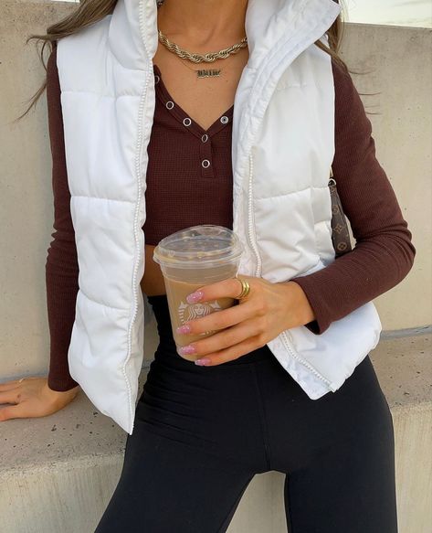 White Gillet Outfits, How To Style White Puffer Vest, Off White Puffer Vest Outfit, Outfits With A White Puffer Vest, White Puff Vest Outfit, Style White Puffer Vest, Trendy White Vest-style Crop Top, White Vest Outfits, White Vest Outfits For Women