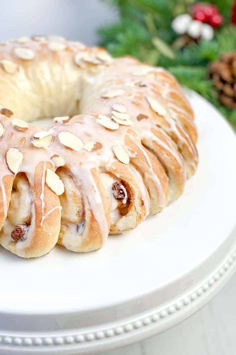 Christmas Swedish Tea Ring, filled with cinnamon, sugar, and raisins and topped with a simple powdered sugar glaze, is a beautiful and delicious Scandinavian recipe for the holiday season! Swedish Tea Ring Recipe, Bread For Christmas, Tea Ring Recipe, Swedish Tea Ring, Swedish Christmas Food, Swedish Bread, Christmas Dinner Recipes, Star Bread, Tea Ring