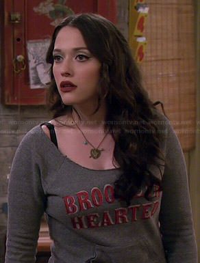 Max's 'Brooklyn Hearted' sweatshirt on 2 Broke Girls Kat Denning Outfit, Two Broke Girls Aesthetic, Two Broke Girls Max, Max Black Outfits, Max Black Aesthetic, Max Black Icon, 2 Broke Girls Max Black, Kat Dennigs, Darcy Lewis