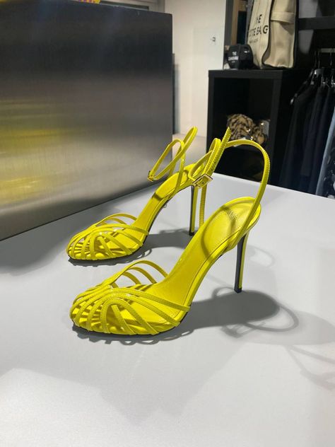 Yellow Heels Outfit, Yellow Glasses, Shoes Heels Classy, Yellow Heels, Fab Shoes, Shoes World, Classy Shoes, Heels Classy, Fancy Shoes