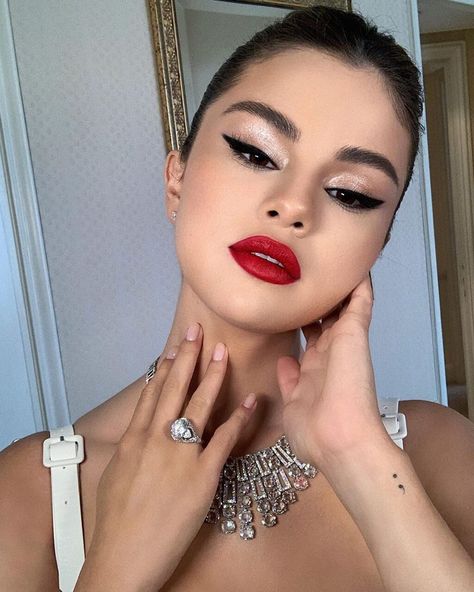 Trucco Glam, Red Lipstick Looks, Red Lipstick Makeup, Christmas Makeup Look, Holiday Makeup Looks, Celebrity Makeup Looks, Smink Inspiration, Holiday Glam, Holiday Makeup