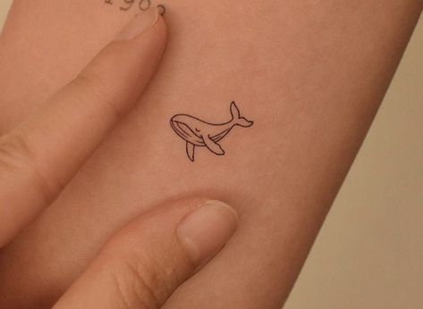 Fine Line Tattoo Turtle, Wale Tattoos Minimalist, Tattoo Foot Woman, Tiny Whale Tattoo, Whale Tattoo Minimalist, Humpback Tattoo, Small Sea Tattoo, Australia Tattoo Ideas, Beachy Tattoos