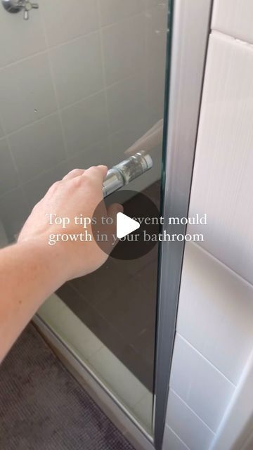 TRACY • Cleaning & Household Tips on Instagram: "My top tips to prevent mould growth in your shower (and it’s not spraying bleach) • Make sure you move things off the floor regularly I find they hold moisture and water. Really need to find a shelf that sticks to the wall. • Squeegee or wipe down your shower after use. This not only helps prevent soap scum/hard water build up. It will prevent moisture sitting in the shower creating a build up. • Home made mould prevention spray; I spray this Easiest Way To Clean Shower Walls, Diy No Rinse Shower Spray, Keep Shower Clean, How To Keep Shower Glass Clean, Shower Screen Cleaning Hacks, Vintage Glam Bathroom, Japanese Minimalist Bedroom, Cleaning Bathrooms, Mold Prevention