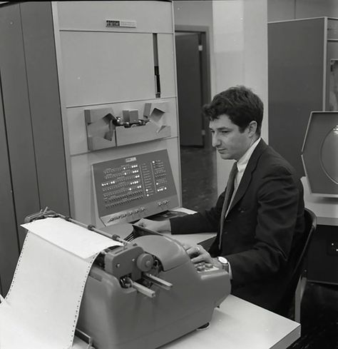 Edward Fredkin, 88, Who Saw the Universe as One Big Computer, Dies - The New York Times Computer History Museum, School Of Philosophy, Linus Pauling, Scientific Thinking, Computer History, Massachusetts Institute Of Technology, Quantum Computer, Physicists, Quantum Mechanics