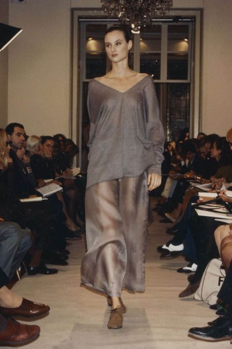 Prada Runway, Brown Outfits, Run Through, Womenswear Fashion, Primavera Estate, 90s Fashion, Runway Fashion, Fashion Inspo Outfits, High Fashion