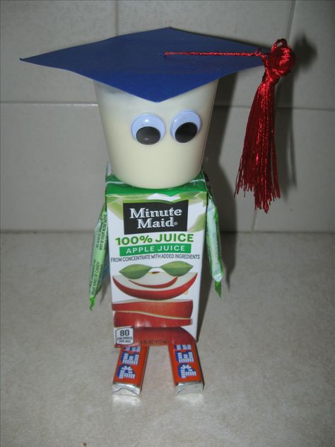 Graduation Snack for Kids.  This snack is so easy and cute.  Use double sticky tape to keep it together.  You can use any candy you want and choose your school color and your child's favorite color as the tassel.  This one is NUT FREE! Kindergarten Graduation Snacks, Preschool Graduation Snack Ideas, Preschool Graduation Snacks, Preschool Graduation Treats, Boys Kindergarten Graduation Gift, Graduation Snack Gift Basket, Graduation Snack Ideas, Bouqet Snack Graduation, Graduation Snacks