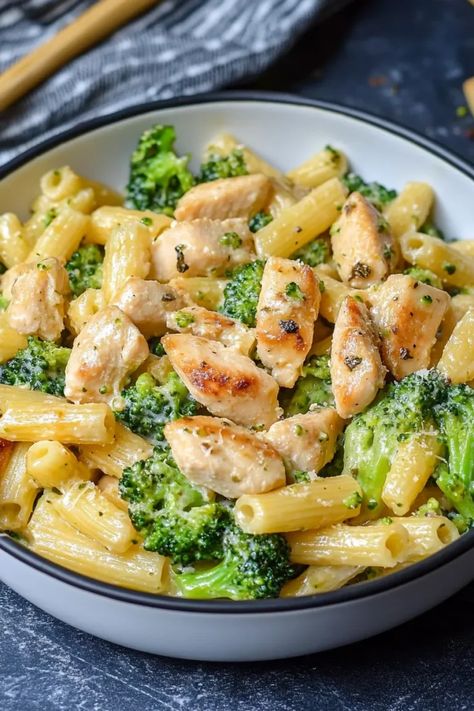 Pasta Rezepte: Cremige Hähnchen-Brokkoli-Pasta | Schnell & Lecker Family Dinner Menu, Veggie Snacks, Food Babe, Healthy Food Motivation, Warm Food, Family Food, Easy Family Meals, Vegetarian Recipes Healthy, Chicken Dinner Recipes