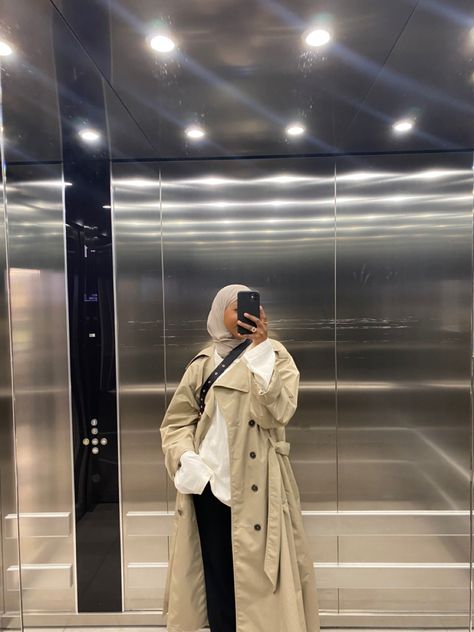 Hijabi Trench Coat, Trench Coat With Hijab, Hijab Fashion Autumn, Hijab Trench Coat, Hijabi Coat Outfit, Beige Trench Coat Outfit Hijab, Trench Coat Hijab Outfit, Hijabi Trench Coat Outfit, Trench Coat Outfit Hijab