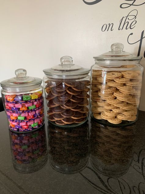 Kitchen Candy Jars Decor, Candy Jar Ideas For Kitchen, Cookie Jar Ideas Decoration, Large Glass Jar Ideas, Candy Dish Ideas, Candy Jar Decor, Kitchen Jars Decor, Jammie Dodgers, Jars Decor