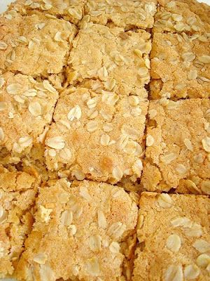 Oatmeal Blondies, Chewy Oatmeal Bars, Paris Pastry, Brownie Blondie, Blondie Recipe, Oatmeal Cookie Bars, Bake Goods, Blondies Recipe, Blondie Brownies