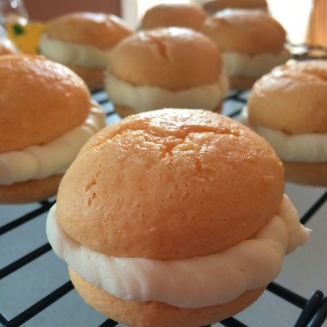 LIFE is better in PINK: Orange Creamsicle Whoopie Pies Cake Mix Whoopie Pies, Recipes Using Cake Mix, Whoopie Pie Recipe, Chocolate Whoopie Pies, Pumpkin Whoopie Pies, Yellow Food, Whoopie Pie, Farm Store, Orange Creamsicle