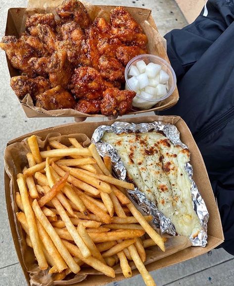 Chicken With Corn, Corn Cheese, Korean Fried Chicken, Junk Food Snacks, Food Babe, Cheese Fries, Food Goals, Food Diary, Food Obsession