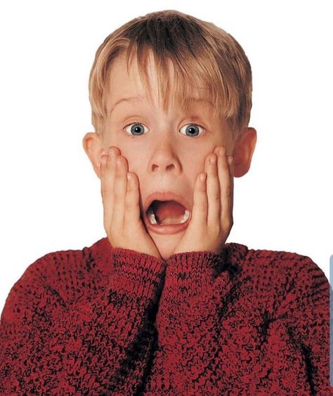 Macaulay Culkin as Kevin McCallister Home Alone (1990) Kevin Home Alone, Home Alone 1990, Christmas Gallery Wall, Home Alone Movie, Kevin Mccallister, Christmas Graphic Design, Macaulay Culkin, Christmas Icons, Home Alone