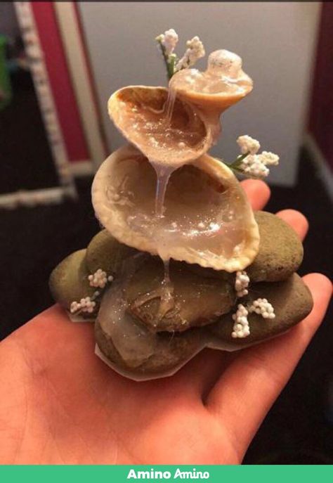 Mushroom Hot Glue Art, Hot Glue Art Mushroom, Cute Seashell Crafts, Hot Glue Room Decor, Diys With Seashells, Seashell Diy Crafts, Mini Seashell Crafts, How To Make Hot Glue Mushrooms, Hot Glue Ideas Diy Projects