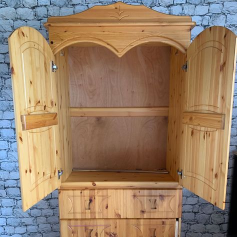 Pallet Lawn Furniture, Renovated Victorian House, Old Wardrobe, Must Reads, Pallet Bar Diy, Wine Bottle Storage, Pallet Garden Furniture, Thrifty Diy, Sliding Pocket Doors