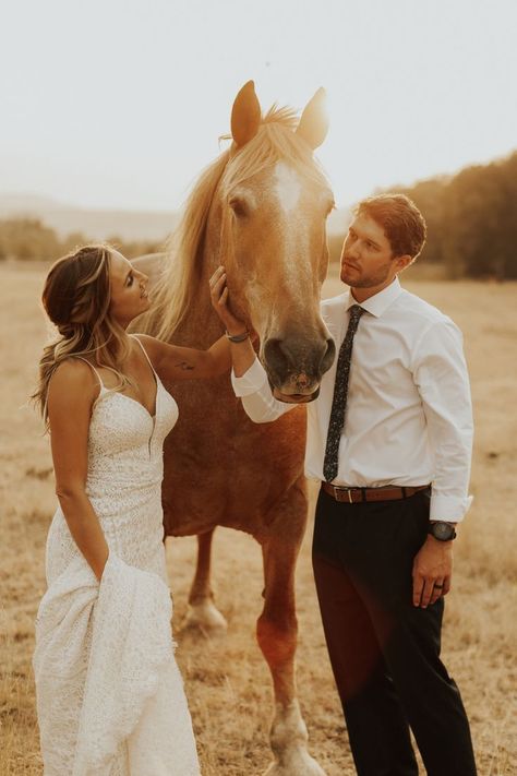 Horse Wedding Ideas, Country Wedding Couple, Couple Horse Photography, Horse Wedding Photos, Montana Western, Horse Photography Poses, Country Wedding Photography, Horse Wedding, Wedding Portrait Poses