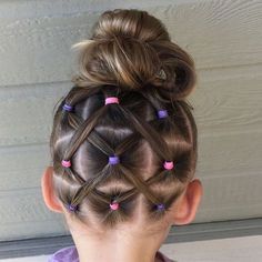 I let Sophie choose her hairstyle today and she chose a style that Mariel over at @curious_strands did recently. We had school this morning and were in a hurry so don't look at the part lines too close . This is a super fun elastic style. It's a 15-20 minute style so give yourself time! Girls Updo, Girls Hairdos, Girl Hair Dos, Lil Girl Hairstyles, Toddler Hairstyles Girl, Braids For Kids, Quick Hairstyles