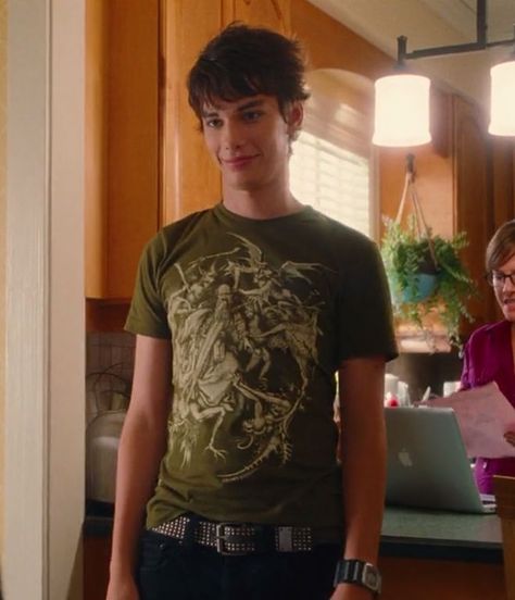 Devon Bostick as Rodrick in Diary of a Wimpy Kid Diary Of A Wimpy Kid Costume Rodrick, Wimpy Kid Rodrick, Rodrick Heffley Icon Eyeliner, Diary Of The Wimpy Kid Rodrick, Devon Bostick No Shirt, Wimpy Kid Movie, Devon Bostick, Punk Rock Princess, Emo Boyfriend