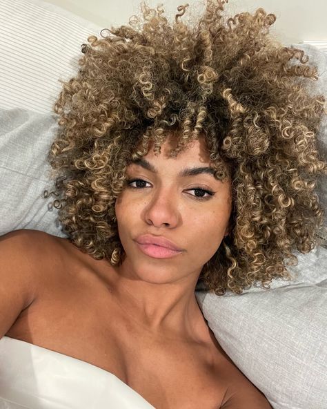 Blonde curly fro with highlights on natural hair Curly Short Hair Highlights, Honey Blonde Hair On Black Women Curls, Natural Curly Fro, Blonde Highlights Natural Hair, Afro Highlights, Curly Hair Blonde Highlights, Blonde Hair Short, Blonde Highlights Curly Hair, Natural Hair Highlights