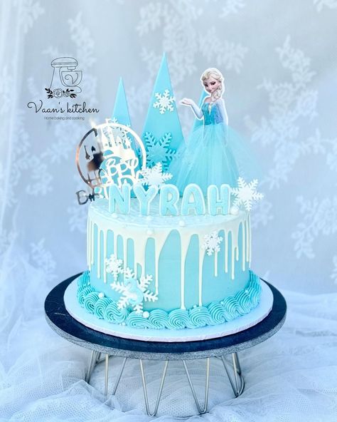 Elsa Birthday Cake ❄️ #birthdaycakes #cupcakes #buttercreamcakes #fondantcakes #customcakes #handmadetopper #cakedecor #cakedesign #sydneycake #sydneycakes #vaanskitchen #frozencake #frozencakes #elsacake #elsacakes Anna And Elsa Cakes Birthday, Elsa Cupcakes, Frozen Cupcake Cake, Elsa Birthday Cake, Elsa Cake Frozen, Elsa Cake, Frozen Cupcakes, Elsa Cakes, Cake Kids