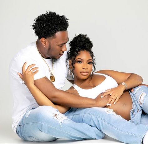 Jean Maternity Shoot Couple, Studio Maternity Shoot, Maternity Picture Outfits, Cute Pregnancy Pictures, Maternity Photography Poses Couple, Pregnancy Photos Couples, Maternity Photography Poses Pregnancy Pics, Couple Pregnancy Photoshoot, Maternity Photoshoot Outfits