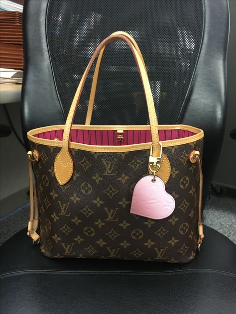 Small Neverfull Lv Bags, Lv Neverfull Pm, Louis Vuitton Outfits, Never Full Bag, Bag Wishlist, Louis Vuitton Neverfull Pm, Pm Monogram, Material Things, Designer Purses