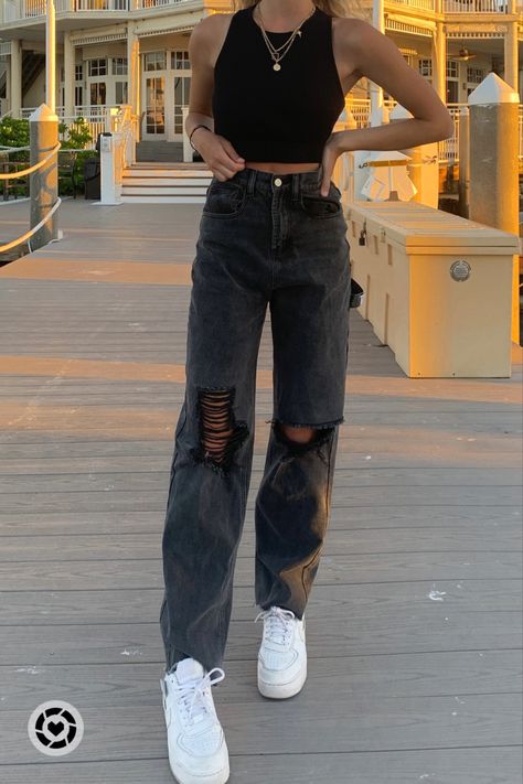 black baggy jeans and crop, GenZ, summer fashion Black Crop Top And Jeans Outfit, Black Outfit With Gold Jewelry, Outfits With Black Crop Top, How To Style Black Crop Top, Black Crop Top With Jeans, Basic Crop Top Outfits, Black Top Jeans Outfit, Black Boyfriend Jeans Outfit, Black Crop Top And Jeans