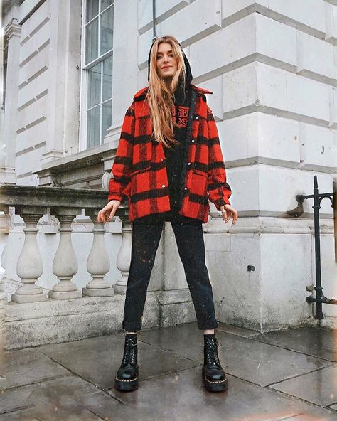 Hi hi 👋🏻 No matter how scruffy and tired I look.. you’re still always gonna get an ootd pic from me 💁‍♀️ keeping it real 24/7 🎄 Red And Black Flannel Outfit, Black Flannel Outfit, Red Flannel Outfit, Plaid Flannel Outfit, Flannel Outfits Summer, Outfit Inspo For School, Flannel Outfits Fall, Fashion Guys, Outfit Grunge