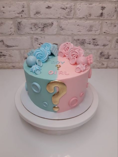 Cake Ideas Gender Reveal, Half Pink Half Blue Cake, Cake Ideas For Gender Reveal Party, Gender Reveal Cake Decoration, Cakes For Gender Reveal Party, Gender Reveal Simple Cake, Baby Gender Cake Ideas, Cake Reveal Gender Ideas, Cute Gender Reveal Cakes