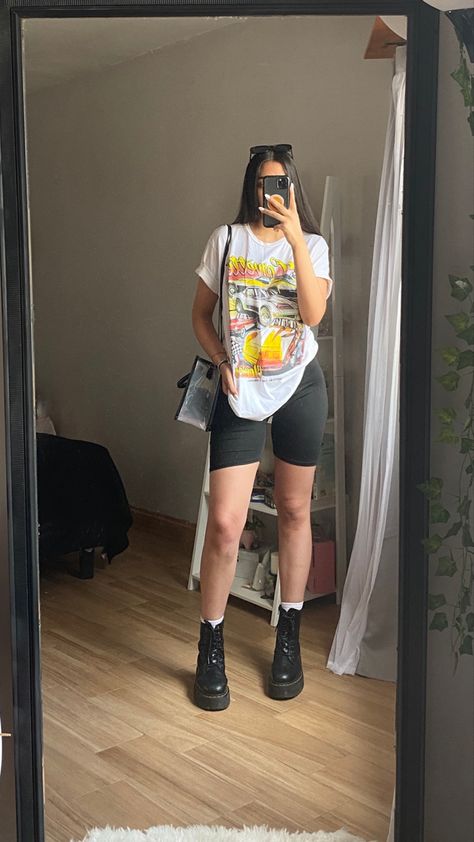 Biker Shorts With Combat Boots, Biker Shorts Combat Boots Outfit, Docs With Shorts Outfit, Black Boots And Shorts Outfits, Combat Boots And Shorts Outfit, Combat Boots Shorts Outfit, Boots And Biker Shorts Outfit, Summer Outfit Casual Chic, Combats Outfits