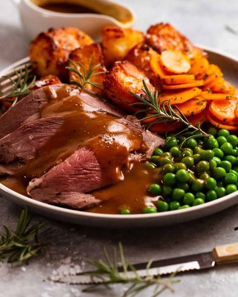 Lamb Gravy Recipe, Roast Lamb Dinner, British Roast Dinner, Lamb Roast Dinner, Lamb Gravy, Lamb Roast Recipe, Sunday Roast Dinner, Roast Dinners, Fried Meat