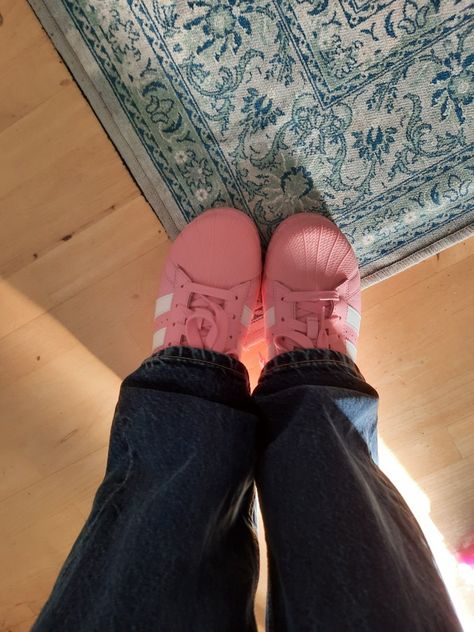 Adidas superstar pink 💗 Pink Superstars, Adidas Superstar Outfit, Adidas Superstar Pink, Superstar Outfit, Random Dump, Funky Outfits, Shoe Inspo, Adidas Outfit, Pink Adidas