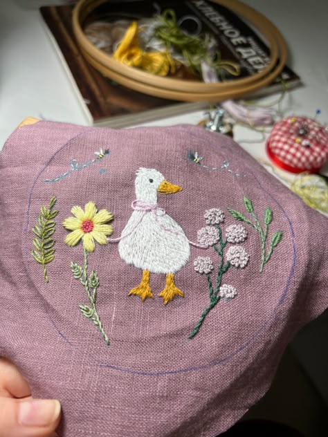 Embroidery Goose, Bunny Embroidery Patterns, Goose Embroidery, Embroidery Hoop Art Tutorial, Hand Sewn Crafts, Cottagecore Embroidery, Duck Embroidery, Character Embroidery, Embroidery Animals