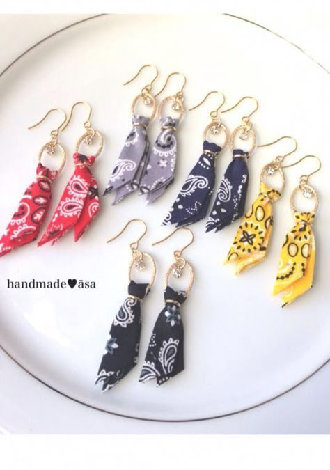 Glam Earrings, Fabric Earrings, Homemade Jewelry, Bijoux Diy, Jewelry Projects, Diy Earrings, Leather Jewelry, Peta, Cute Jewelry