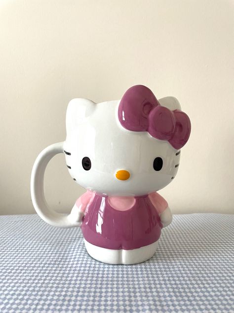 Hello Kitty Pottery, Hello Kitty 3d, Cat Teapot, Pretty Mugs, Hello Kitty Art, Pink Hello Kitty, Cartoon Wallpaper Iphone, Hello Kitty Items, Iphone Wallpaper Vintage