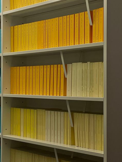 Yellow Reading Aesthetic, Yellow Studying Aesthetic, Yellow Face Book Aesthetic, Yellow Library Aesthetic, Yellow Books Aesthetic, Yellow Aesthetic Books, Yellow Academia Outfit, Yellow School Aesthetic, Afrikaans Aesthetic