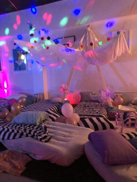 Adult slumber party !! Slumber Party 2000s, Slumber Party Themed Party, Early 2000s Slumber Party, Slumber Party Decorations Adult, 90s Slumber Party Aesthetic, 2000s Slumber Party, Pj Party Decorations, Slumber Party Adult, Pajama Party Decorations Adult