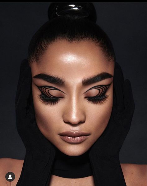 Desiree Mattsson, High Fashion Makeup Editorial, Trucco Glam, The Eyes, High Fashion Makeup, Face Art Makeup, Cool Makeup Looks, Photoshoot Makeup, Makeup Eye Looks