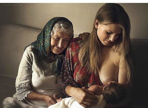 21 Empowering Breastfeeding Pictures of 2017 Nursing Mom Fashion, Mother Feeding Baby, Nursing Photography, Breastfeeding Art, Mother Feeding, Mother Pictures, Nursing Mother, Nursing Mom, Breastfeeding Tips