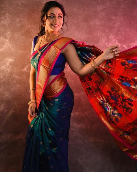 Texas Style Fashion, Paithani Saree Traditional Look, Saree Captions For Instagram, Blouse Designs Wedding, Maharashtrian Saree, South Indian Wedding Saree, Sabyasachi Sarees, Kuchu Designs, Saree Kuchu Designs