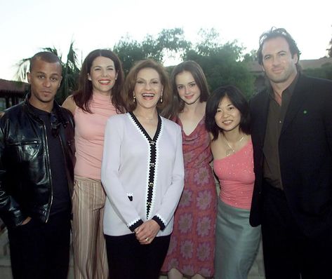 2001 🫶💓 Gilmore Girls Bts, Gilmore Girls Cast, Rory And Logan, Emily Gilmore, Lorelei Gilmore, Rory And Jess, American Tv Show, Team Logan, Mother Daughter Relationships