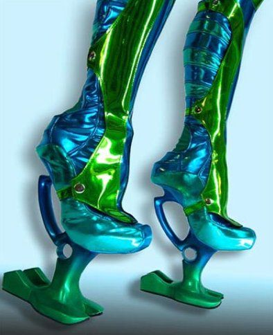 jump-(w)heels? OKAY I think Lady Ga Ga would wear this????????bea Wierd Shoes, Space Shoes, Ugly Fashion, Outrageous Fashion, Funny Shoes, Mode Shoes, Creative Shoes, Ugly Shoes, Funky Shoes