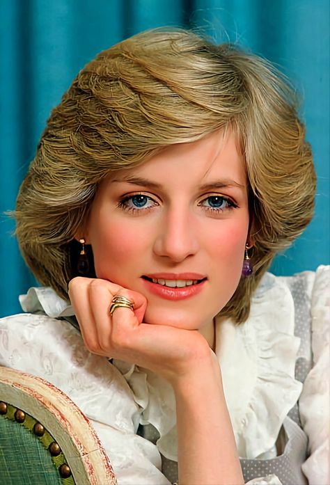 Diana Fashion Style, Princess Diana Haircut, Princess Diana Portrait, Vintage Diaries, Diana Haircut, Prince Diana, Imran Khan Pic, Garden People, Prince Charles And Diana